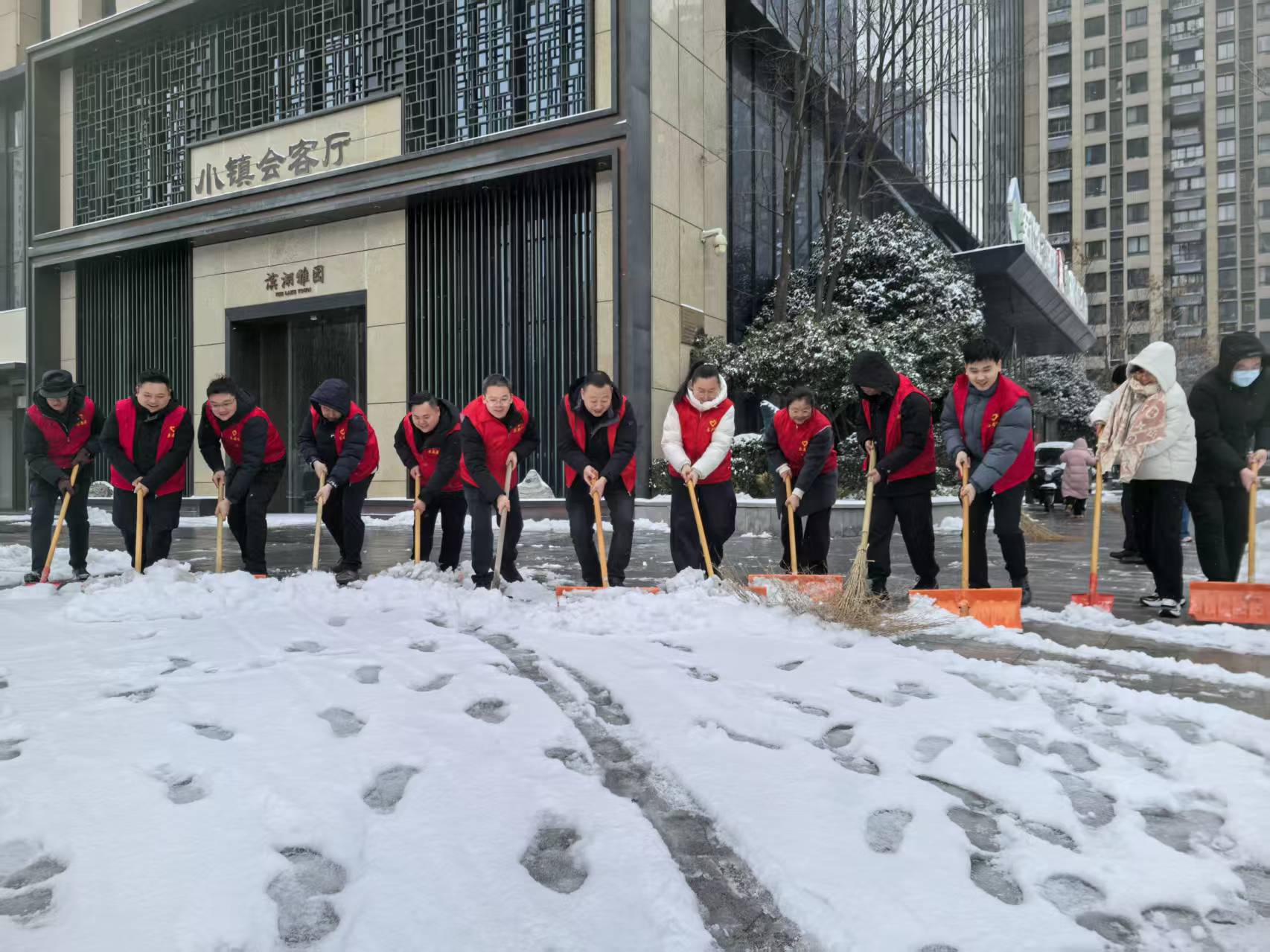 党建引领齐行动 扫雪除冰护畅通——888集团集团等三家公司全力保障雪后出行安全